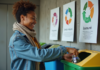 Économie circulaire : comprendre son fonctionnement et ses enjeux Jeune femme triant des bouteilles dans un centre urbain