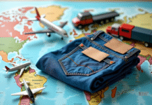 Jeans bleu avec étiquettes de transport sur une carte du monde