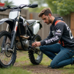 Entretenir sa dirt 250 : les astuces pour une longévité optimale Jeune homme nettoyant une moto dirt 250 en extérieur